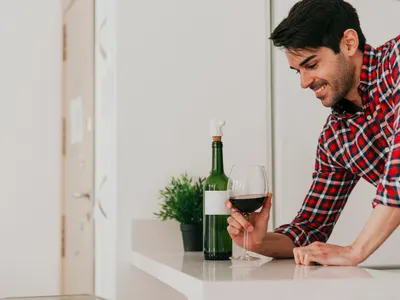 Bărbat care bea un pahar de vin - Foto: Freepik (Imagine cu rol ilustrativ)