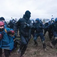 De patru zile, poliţia acţionează pentru a elibera Lutzerath astfel încât localitatea să poată fi demolată pentru a face loc extinderii unei mine de cărbune. / Foto: Profimedia