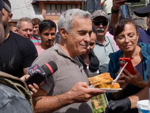 Scandal la Broșteni. Fanii lui Georgescu și Simion au cerut mâncarea pompierilor și au făcut scandal - Foto: Inquam Photos / Saul Pop