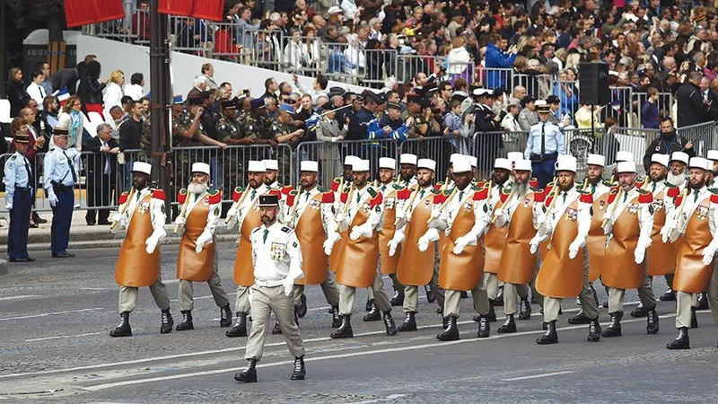 Militari din Legiunea Străină mărșăluiesc pe Champs-Élysées din Paris, în cadrul paradei de Ziua Națională a Franței, 14 iulie