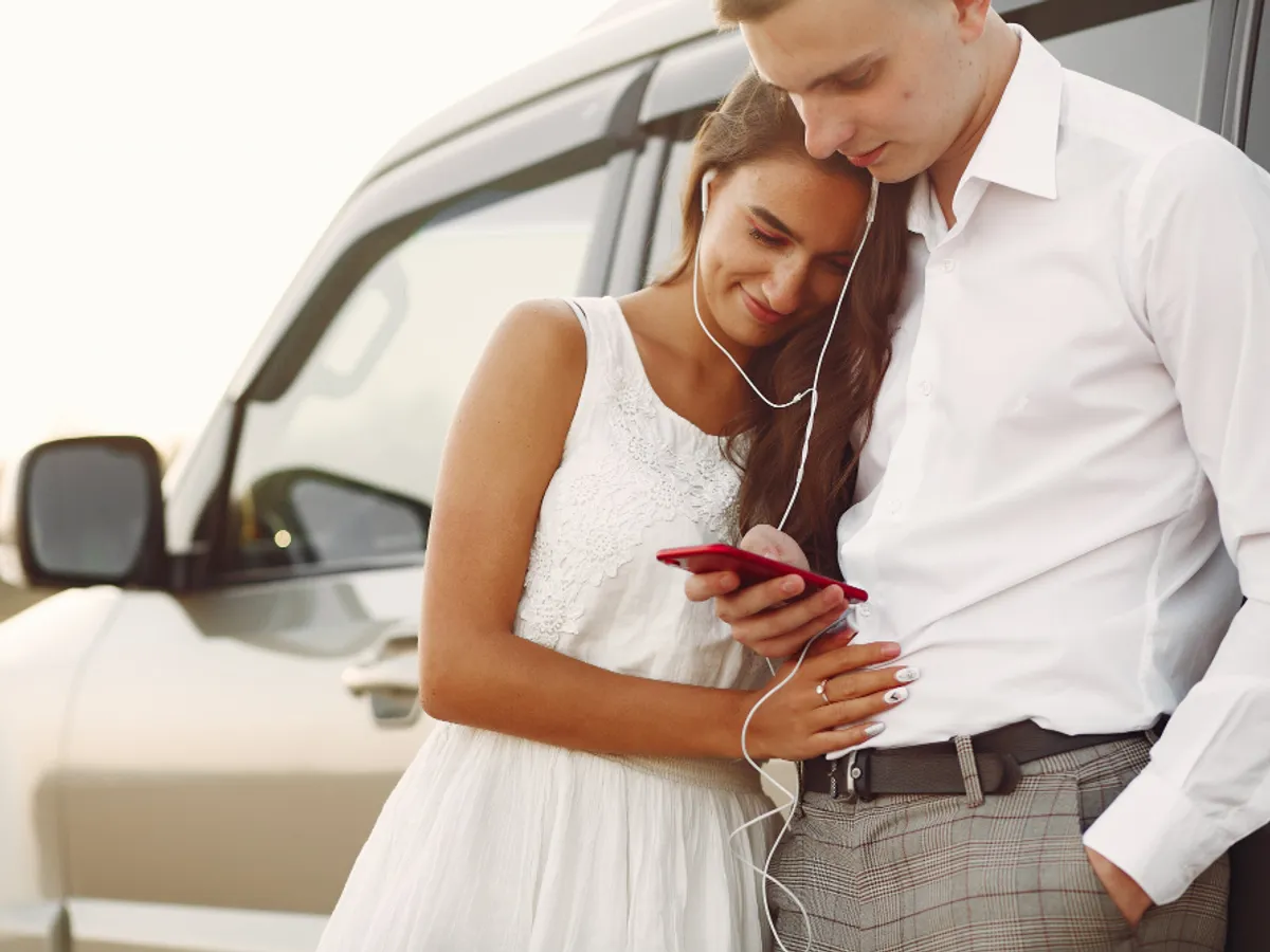 O femeie de afaceri s-a îndrăgostit de un chatbot și s-a căsătorit cu el. „Pur și simplu pare real”