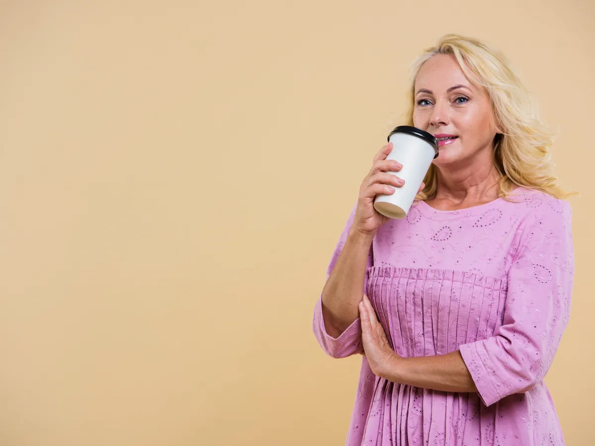 Femeie bea cafea - Foto: Freepik