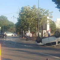 Accident spectaculos, în Piața Unirii din București. Mașina mică răstoarnă Duster-ul „mare” - Foto: Facebook/Dacia Duster Trails & Technical
