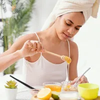 Femeie frumoasă care bea miere cu turmeric - Foto: Freepik