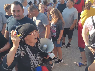 Bătălii electorale pe toate fronturile. Târg luat cu asalt de Călin Georgescu. „Să nu pierdem copilu’, cu ochii la Călin al nostru!”| REPORTAJ