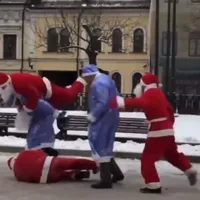 Șase „Moși Crăciuni” s-au luat la bătaie pe o stradă din Rusia. Aruncări ca la Wrestling - FOTO: Twitter