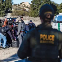 TRAVERSAREA LINIEI DE DEMARCAȚIE Un grup de migranți în California, în februarie. Mulți dintre ei intră ilegal în SUA cu ajutorul unor adolescenți care vor să facă un ban rapid