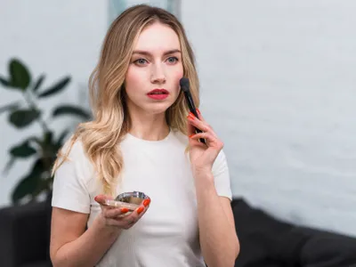 O femeie se machiază - Foto: Freepik Rol ilustrativ