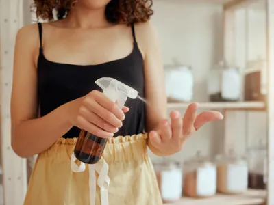 Cu ce să te dai pe haine și pantofi ca să alungi căpușele? Soluția de 10 lei folosită pentru blana animalelor - Foto: Freepik (Imagine cu rol ilustrativ)