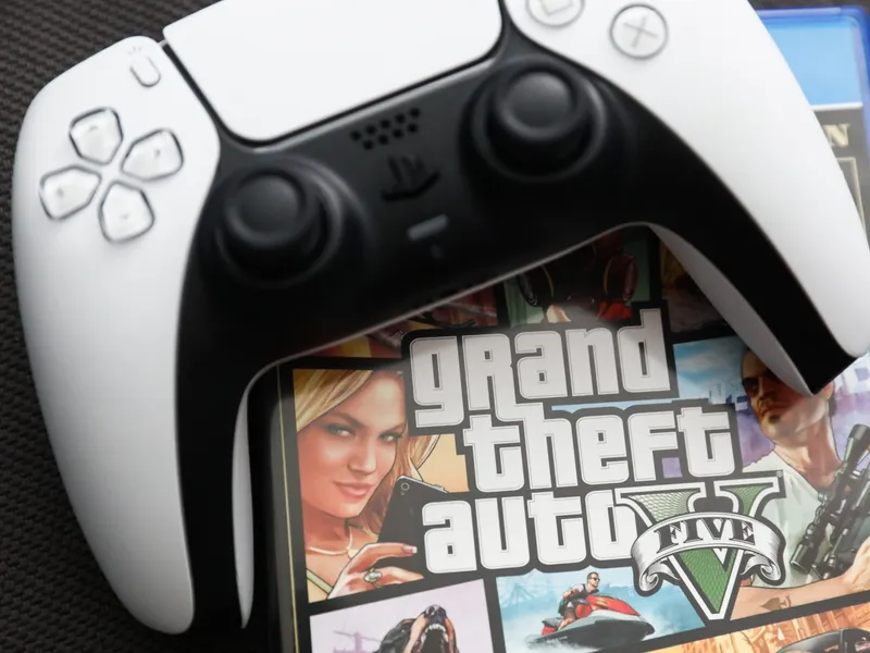 Hipnotizat de jocul GTA V, un copil de 12 ani fura mașini reale și le vindea pentru un hamburger - Foto: Profimedia images