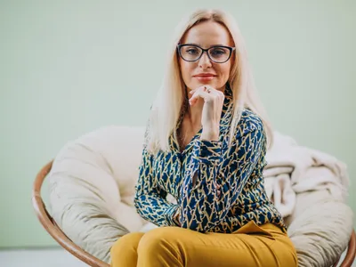 Pensionară gânditoare la pensie - Foto: Freepik