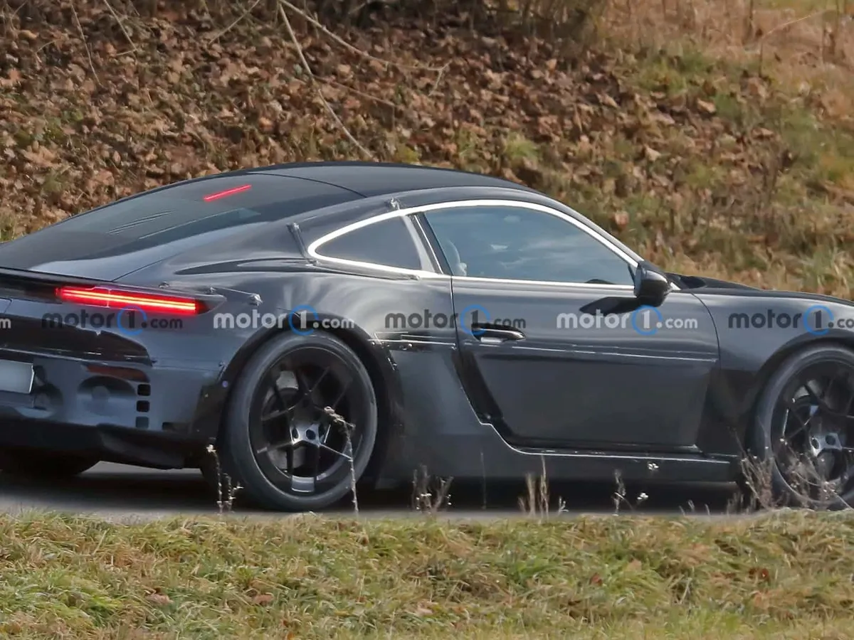 Imagine-spion cu viitorul Porsche Cayman - Foto: motor1.com