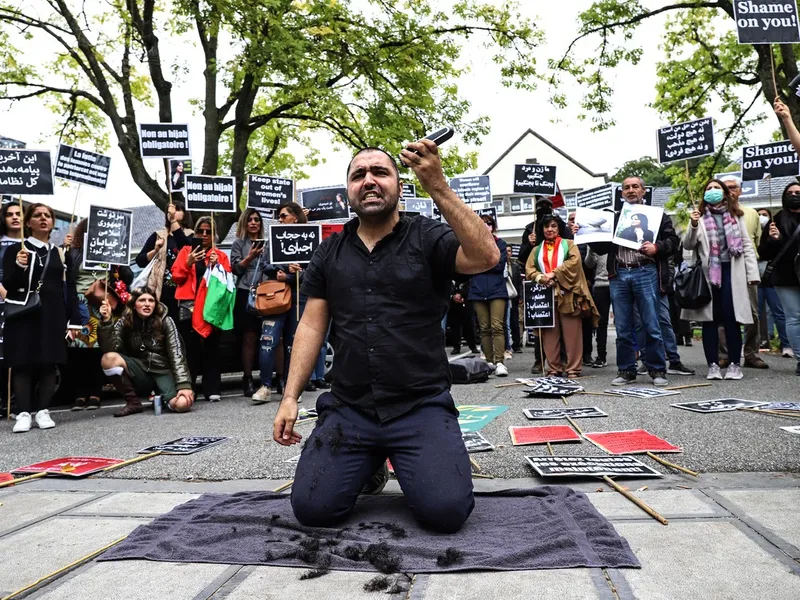 În Iran, protestele violente continuă din momentul în care Mahsa Amini a fost ucisă pentru că nu ar fi respectat codul vestimentar strict din Republica Islamică - Foto: Profimedia Images