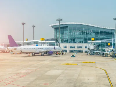 Avion pe pistă într-un aeroport - Foto: Freepik (rol ilustrativ)