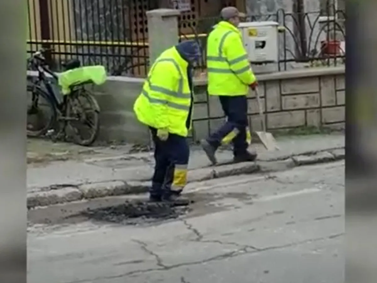 România unicat. La Târgu Jiu, muncitorii au tasat asfaltul cu piciorul. în locul tasatorului mecanic - Foto: captură video Facebook