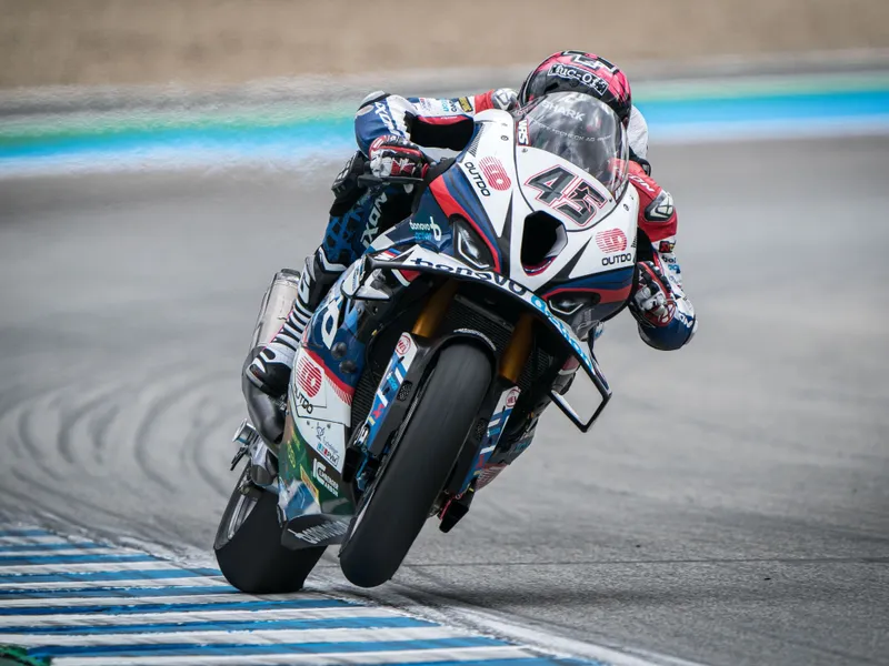 „El Turco” a obținut al doilea titlu mondial în Superbike. Nou record, 13 victorii consecutive - Foto: BMW