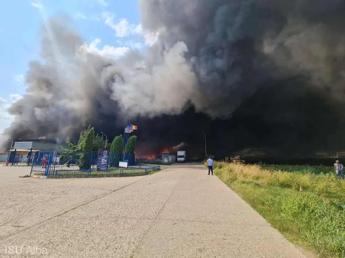 Incendiu de proporții, la un depozit de PET-uri din Alba Iulia. Traficul pe DN1, blocat. / Foto: ISU Alba