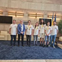 Lotul olimpic de informatică al României a obţinut patru medalii - una de aur şi trei de argint- la cea de-a XXIX-a ediţie a Olimpiadei de Informatică a Europei Centrale. / Foto: Sorin Cîmpeanu, Facebook