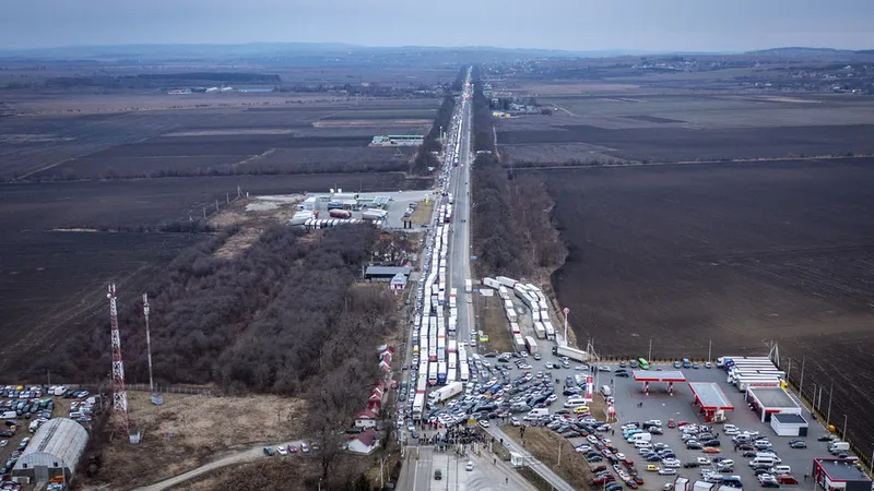 Coadă de circa 20 de kilometri de camioane din Ucraina, în Vama Siret, deși se lucrează la maximum. / Foto: Inquam Photos / Andrei Dascalescu