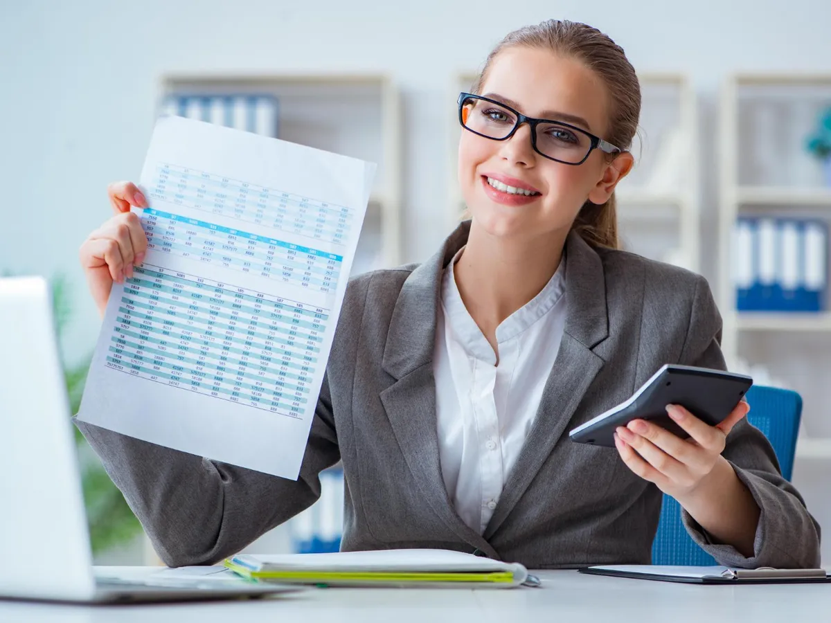 Femeie care prezintă rapoarte de contabilitate - Foto: Freepik (rol ilustrativ)