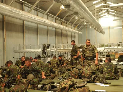 NATO își retrage militarii din Irak, pe fondul războiului din Iran. Rămâne un contingent al României