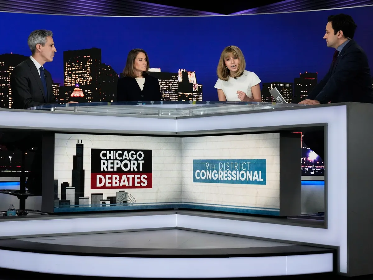 De la stânga la dreapta: candidații democrați Biss, Fine și  Abughazaleh alături de Paris Schutz de la Fox Chicago, în cadrul unei dezbateri din cadrul alegerilor primare pentru Congres din Districtul 9 Foto: profimediaimages.ro
