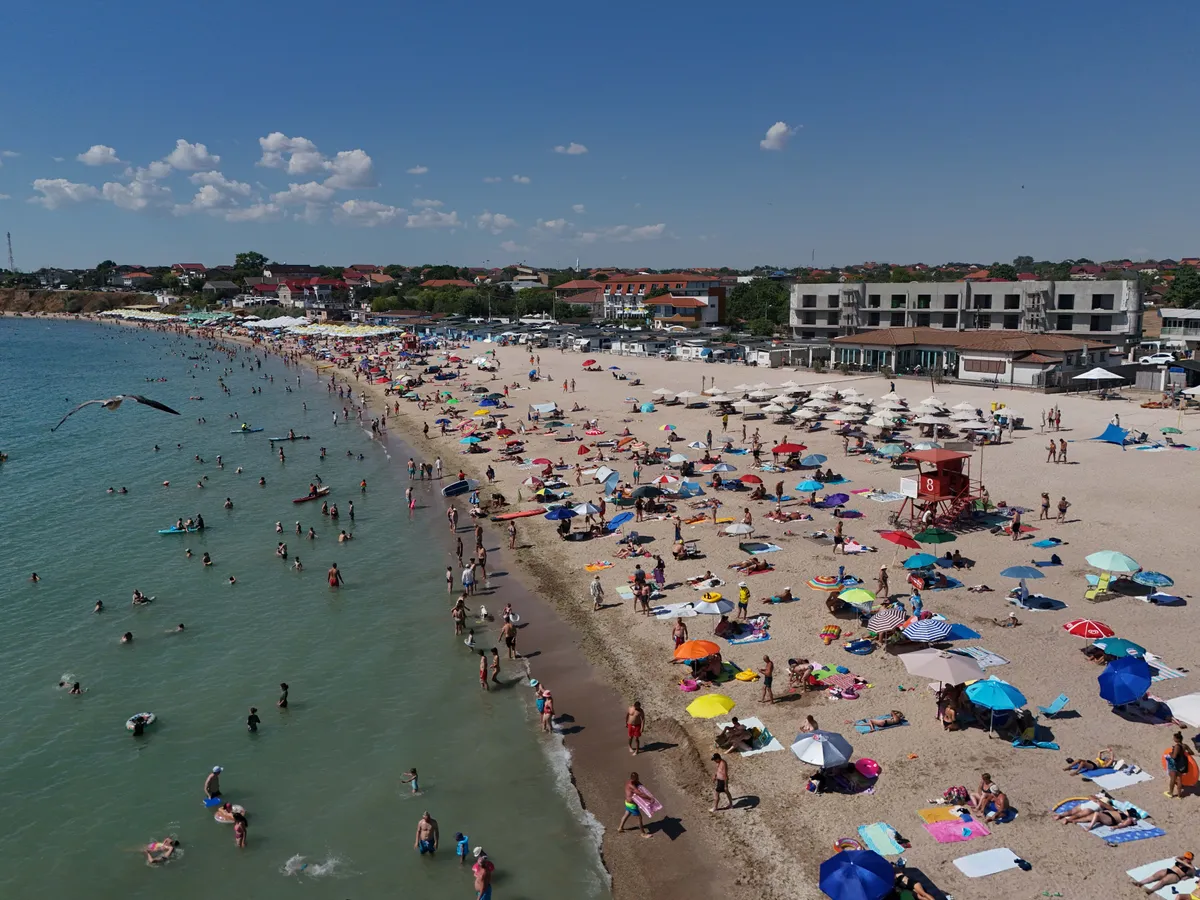 Cât s-au scumpit vacanțele pe litoralul românesc în 2026? Comparație Booking, Airbnb, hoteluri și agenții