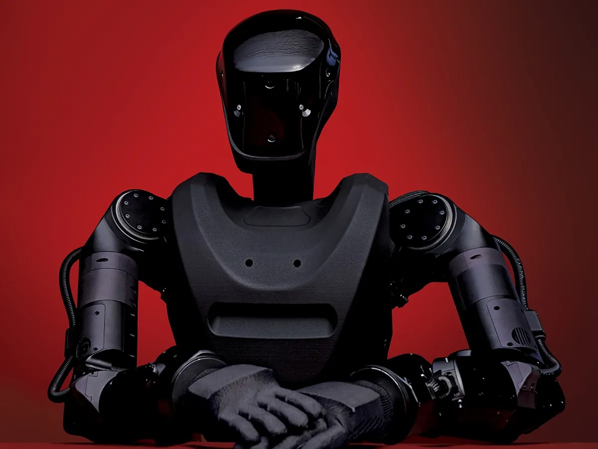 EVOLUȚIA ROBOTICII Foundation a achiziționat un startup care a creat un tors umanoid numit „Alex“ și a adăugat partea inferioară, deschizând calea pentru debutul public al Phantom MK1