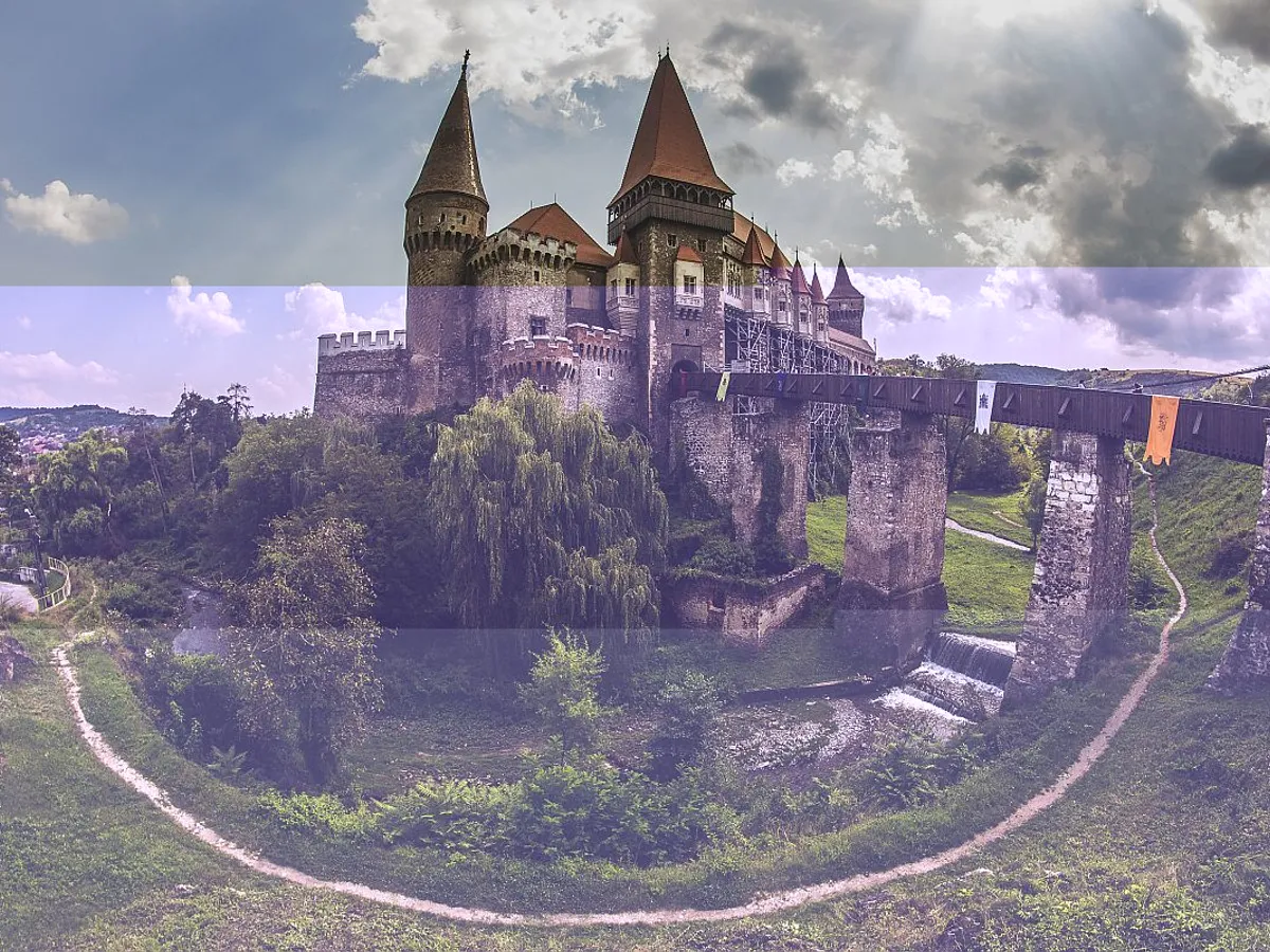 Ce au descoperit sub talpa cavalerului de pe acoperişul Castelului Corvinilor? Documente inedite