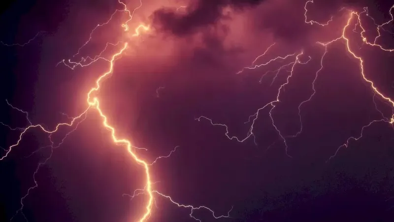 METEO Cod galben de furtuni în mai multe județe din țară. Restul țării, caniculă extremă - Foto: Arhiva