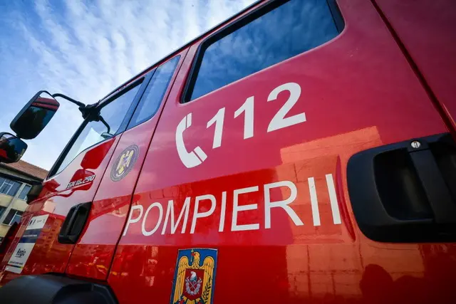 Pompierii intervin pentru stingerea incendiului. FOTO: Facebook