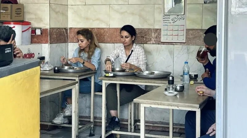 Femeie, arestată în Iran după ce s-a pozat mâncând într-un restaurant fără a purta hijab. / Foto: Twitter