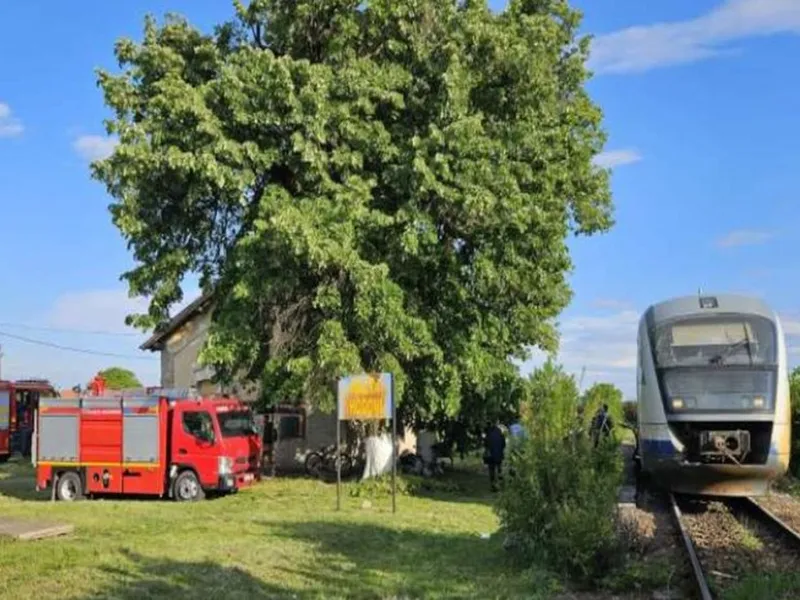 Un tren a luat foc în Timiș! Zeci de persoane călătoreau cu el. Degajări de fum de la motor - Foto: ISU Timiș