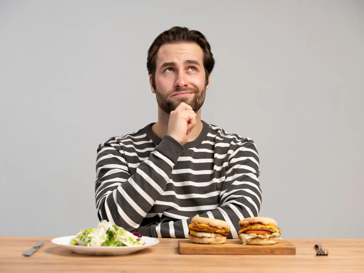 Persoană care are mâncare în față - Foto: Freepik (Imagine cu rol ilustrativ)