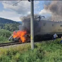 O locomotivă a luat foc după un accident cu un autoturism. 2 persoane, carbonizate. Foto Club Feroviar