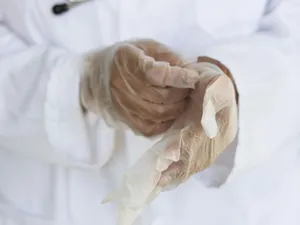 Medic punându-şi mănuşi de latex - Foto: Pexels/RF._.studio _
