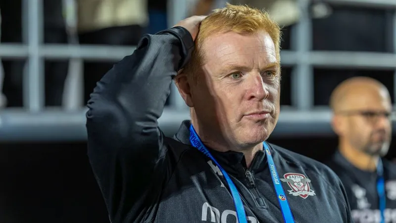 Neil Lennon e pe făraş. Următorul antrenor al Rapidului pare să fie Marius Şumudică - Foto: INQUAM PHOTOS/Gyozo Baghiu