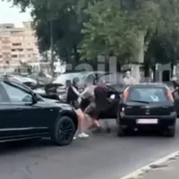 „Război” în trafic, cu săbii, topoare și bâte, în mijlocul Brăilei. Ce s-a întâmplat? - Foto: captură video