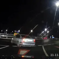 „Șocat” de Pasajul Domnești, un șofer taie giratoriul suspendat pe contrasens. / Foto: captură video