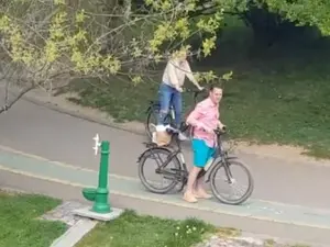 Primarul Robert Negoiță plimbându-se prin parc, pe bicicletă, cu iubita, și încâlcând astfel restricțiile de circulație Foto: Captură video