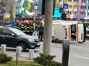 Ambulanță răsturnată după un accident rutier în București - Foto: ISU