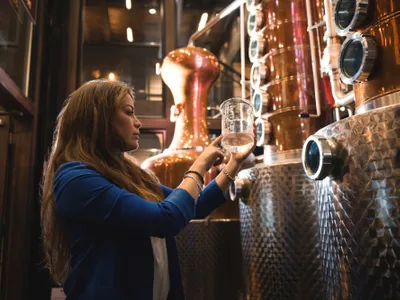 O femeie analizează berea - Foto: Freepik (rol ilustrativ)