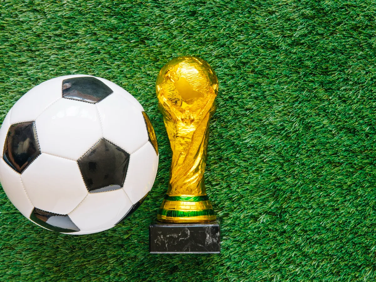 Minge de fotbal și o cupă - Foto: Freepik (rol ilustrativ)