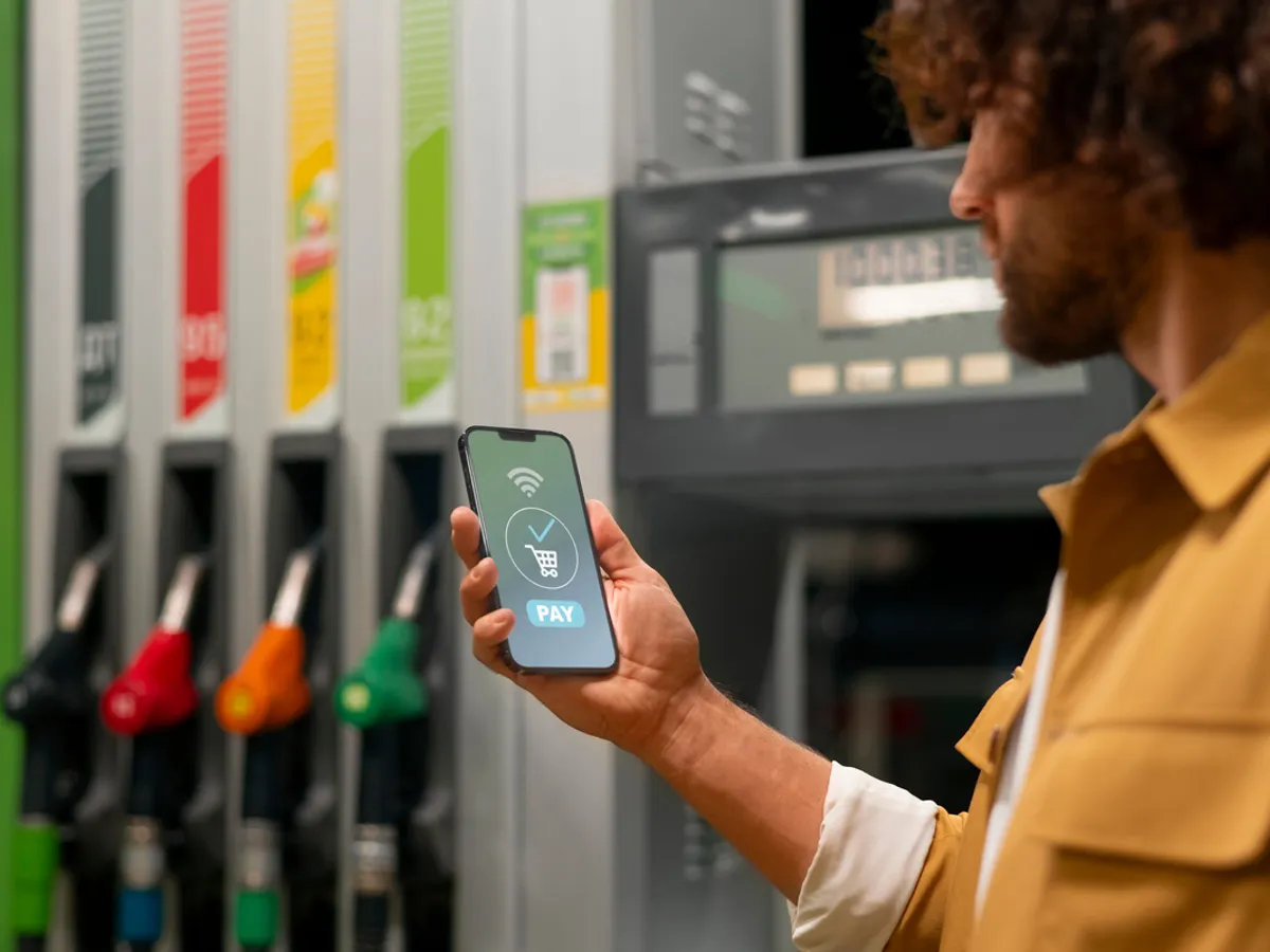 Prețul carburanților: Dacă tai taxele, nu rămân bani pentru pensii. Plafonare, doar cu rație ca în comunism