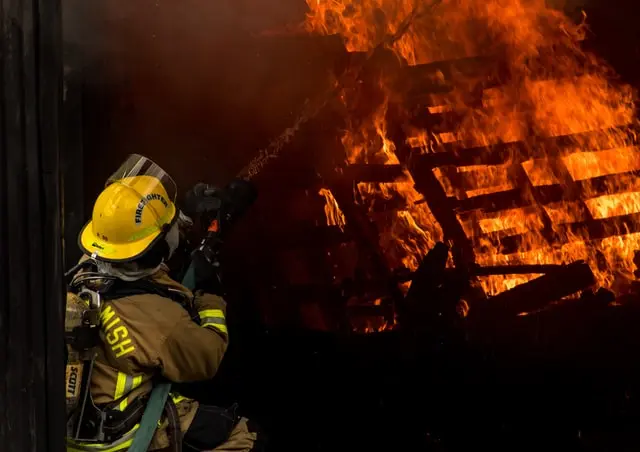 Trei copii din Republica Moldova și-au blocat tatăl invalid în casă și au incendiat locuința/FOTO: Unsplash