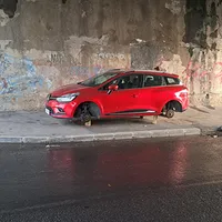 Atenție, se fură roți! O șoferiță și-a găsit mașina pe butuci. „Sper să se <bucure> de ele!” - Foto: ziuadevest.ro