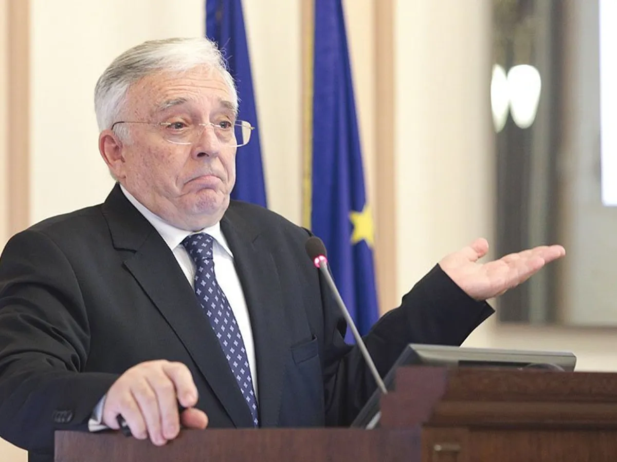 Mugur Isărescu neagă, în ciuda dovezilor, legăturile sale cu poliția politică comunistă.