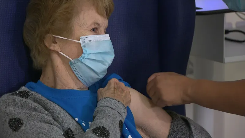 Prima persoană din lume vaccinată anti-COVID19  /ITV