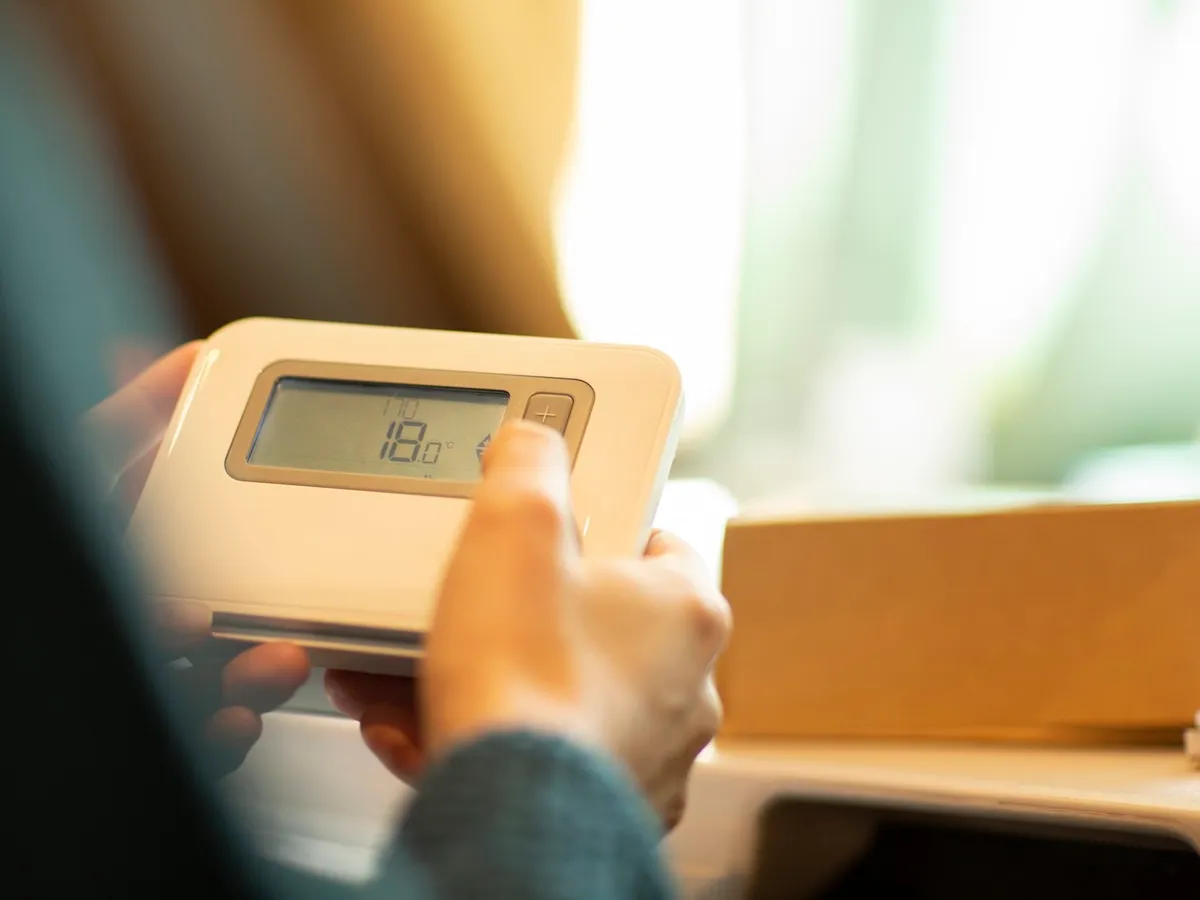 Cum să setezi corect termostatul dacă pleci în vacanța de sărbători. Temperatura minimă recomandată în casă
