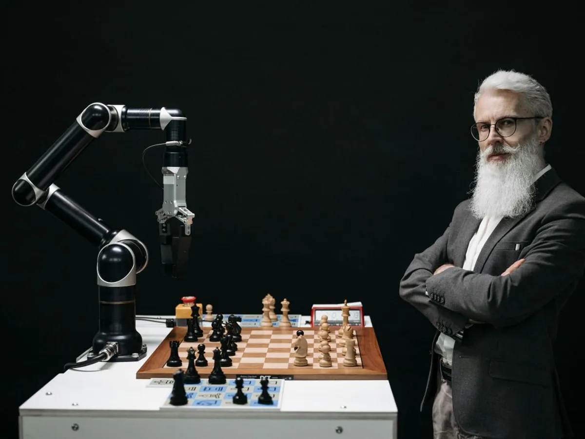 Bărbat cu barba albă jucând şah cu robotul - Foto: Pexels/Pavel Danilyuk